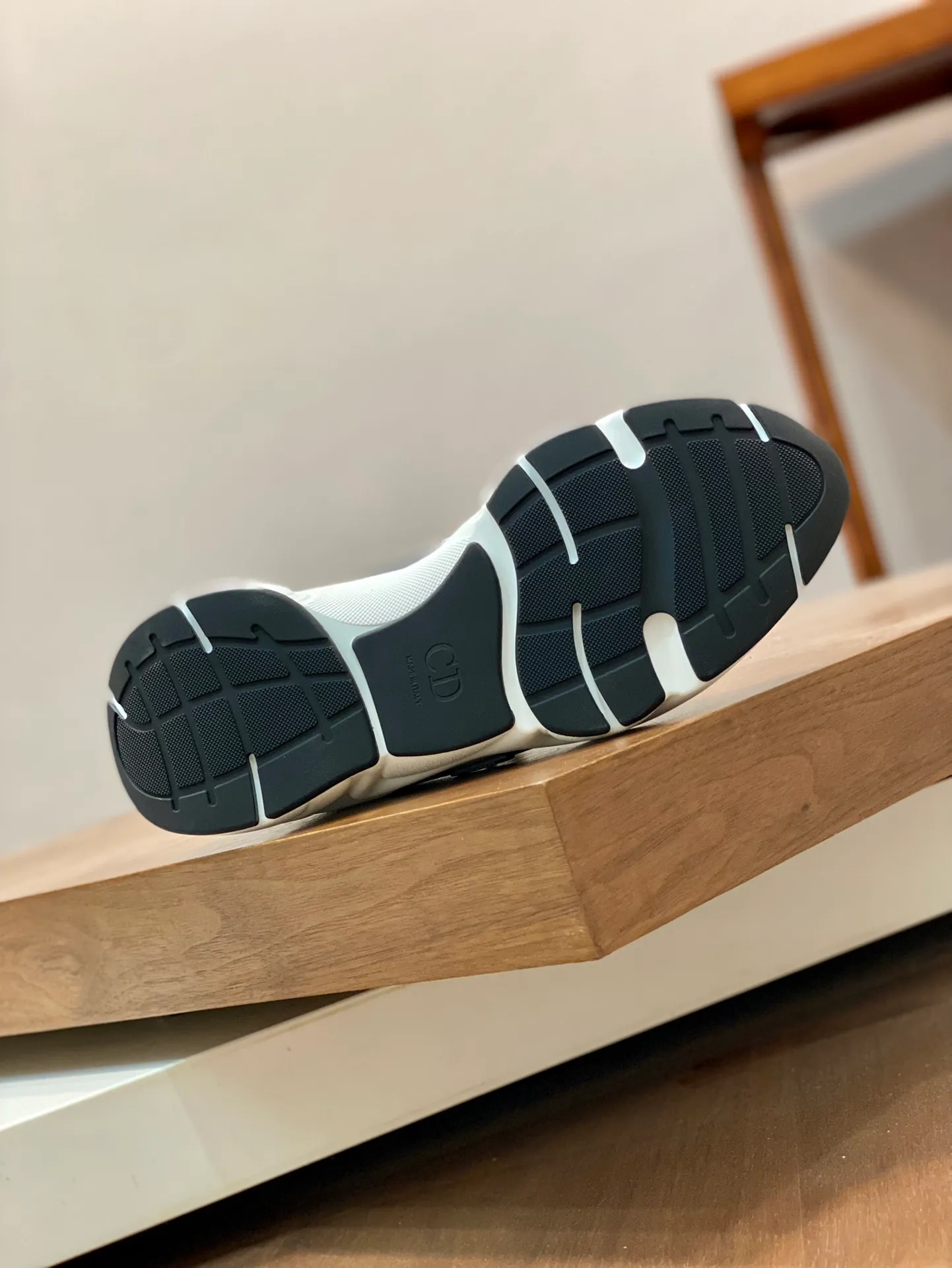 Factory price: 500💰 Dior B22 men's jogging fashion sneakers. This item draws inspiration from retro jogging shoes. It adopts a thick low-top design, with an upper made of leather and mesh fabric, and a black and white engraved rubber sole. The side is decorated with an embossed "Di~r" logo. Code number: 38-45 (38, 45, 46 can be customized)